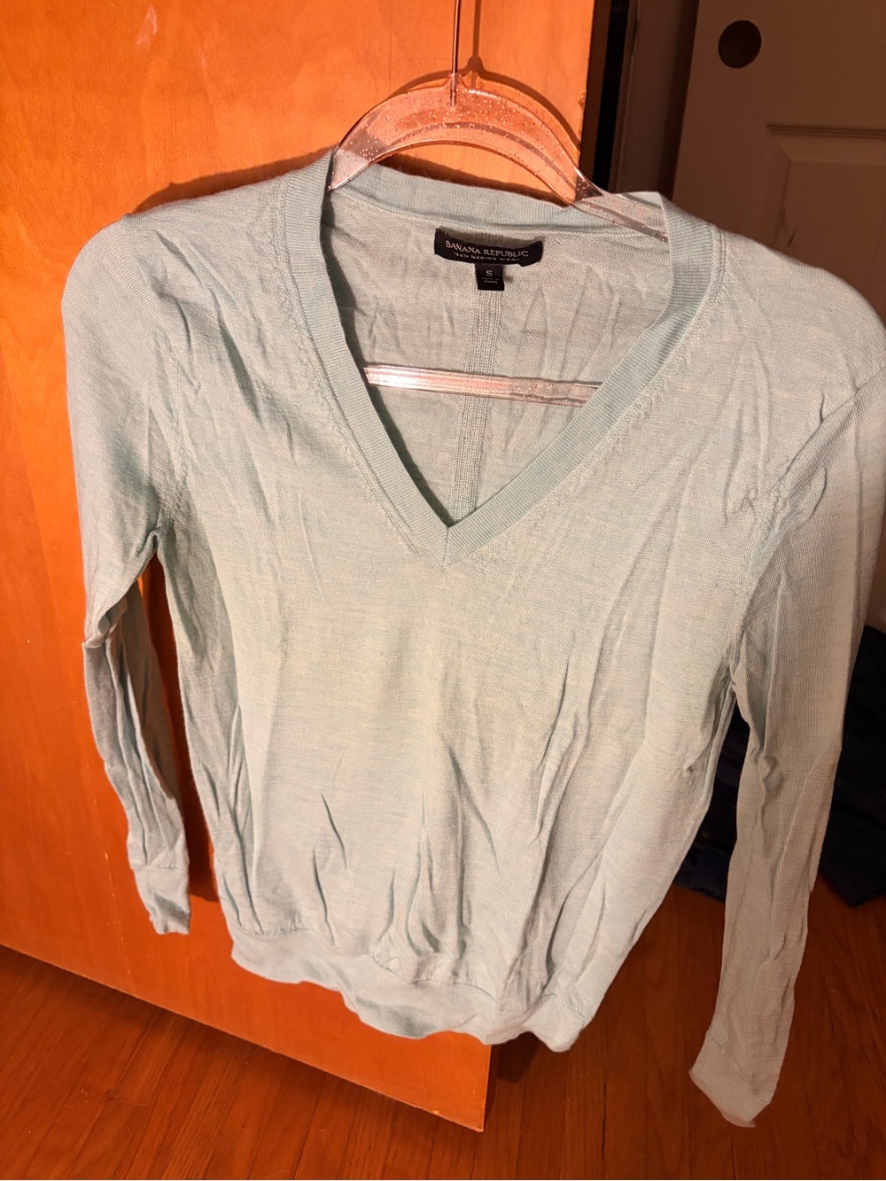 EUC Banana Republic women’s Merino V-Neck Sweater in Pale Mint.  Size small.